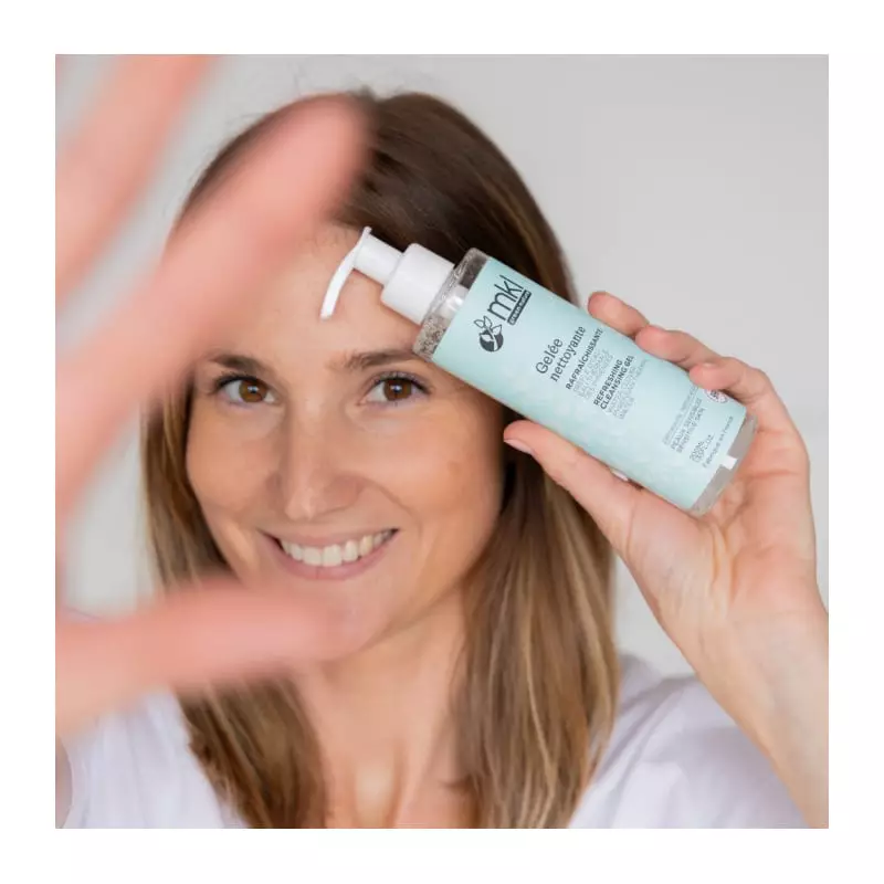 Flacon élégant de MKL Gelée Nettoyante Visage et Yeux au trèfle d'eau - 200ml dans un décor spa frai