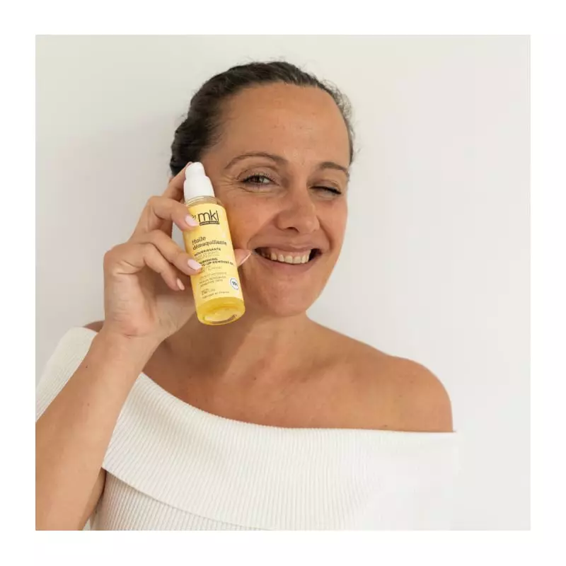 Flacon pompe MKL Huile Démaquillante Nourrissante aux huiles BIO 100ml dans un cadre spa apaisant, e