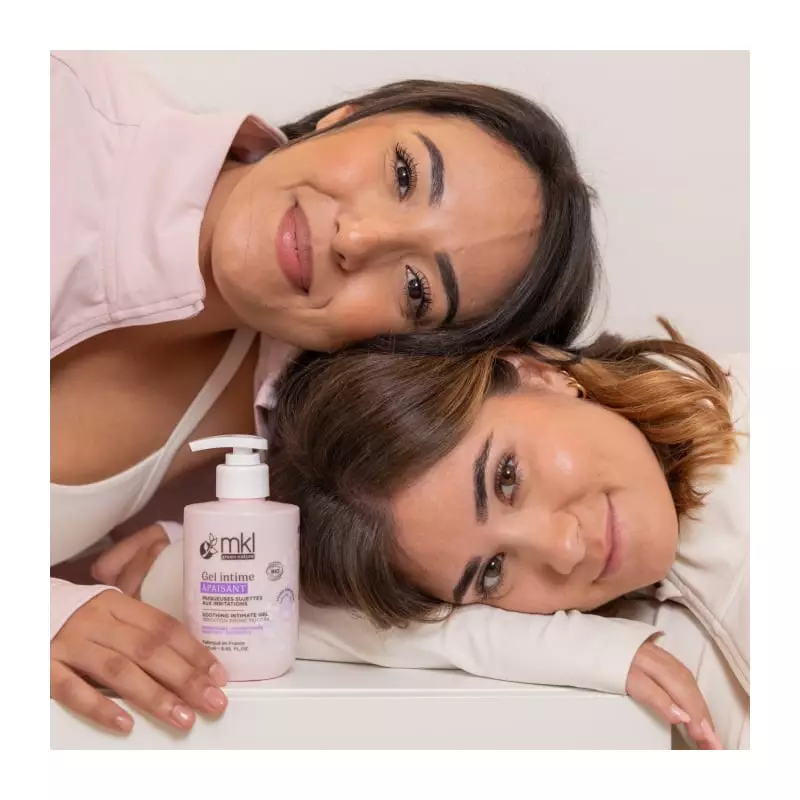 Image ambiante du flacon MKL Gel Intime Apaisant Bio à l'aloe vera et calendula - 250ml, entouré d'a