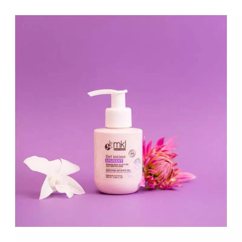 Vue ambiante du flacon MKL Gel Intime Apaisant - 100ml sur fond naturel avec aloe vera et calendula,