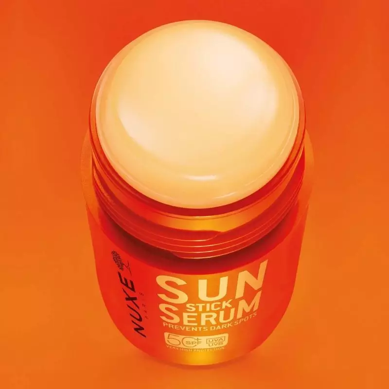 Packshot NUXE Stick Sun Serum SPF50+ - 25g : stick solaire SPF50+ compact 25g, protection haute perf