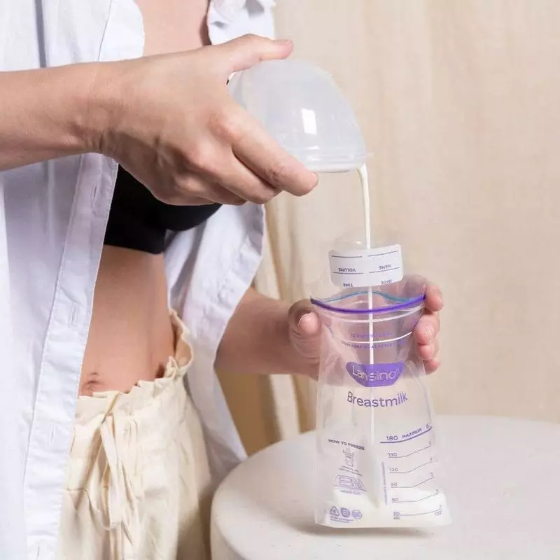 Maman active utilisant le FORCEONE Tire-lait mains libres Simple - 1 Pièce discrètement dans son sou