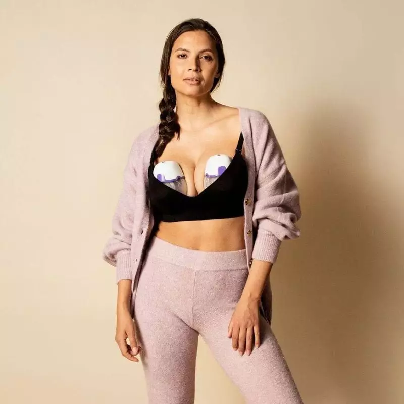 Image lifestyle du FORCEONE Tire-lait mains libres Simple - 1 Pièce : maman active l'utilisant discr
