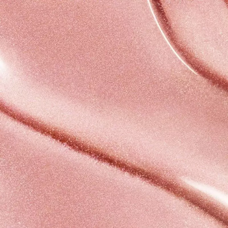 Gros plan sur le sérum NUXE Prodigieuse Hyalu Boost révélant sa texture nacrée rose aux reflets natu