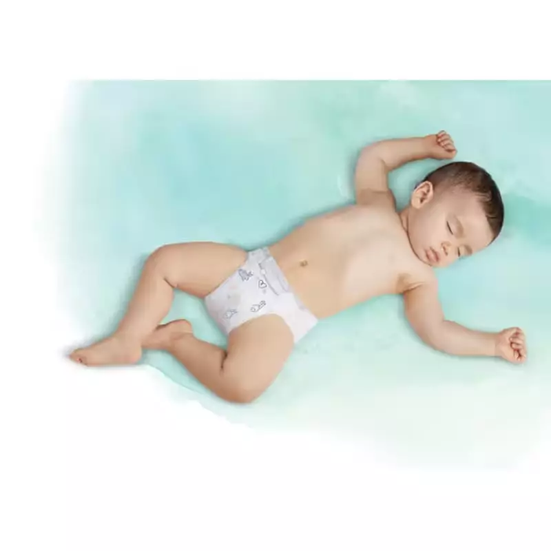 Bébé dormant paisiblement avec une couche Pampers Harmonie Taille 3, illustrant confort et ajustemen