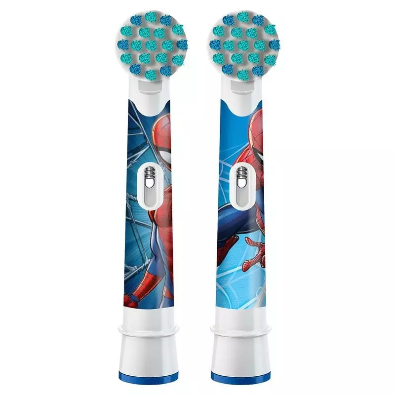 Gros plan sur deux brossettes Oral-B Kids Spider-Man extra souples, montrant poils bleus, cols blanc
