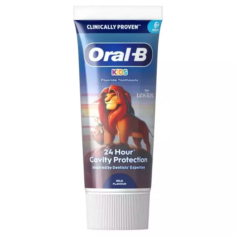 Gros plan du tube de dentifrice Oral-B Kids fluoré Roi Lion avec Simba, étiquette protection anti-ca