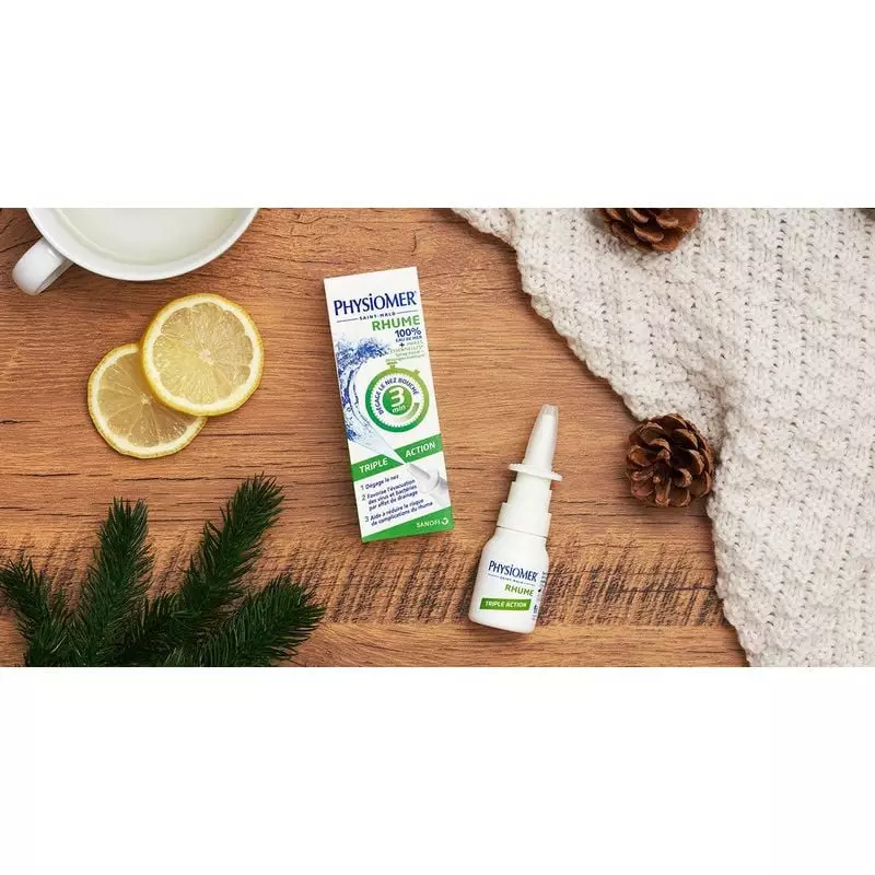 Flacon de spray nasal Physiomer Rhume Triple Action sur surface bois avec éléments hivernaux cosy : 