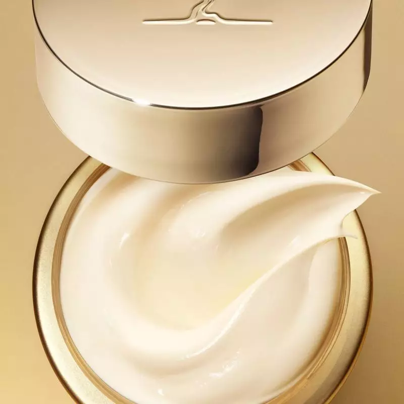 Vue de dessus du pot ouvert NUXE Merveillance Lift 75 ml, couvercle doré retiré, révélant la texture