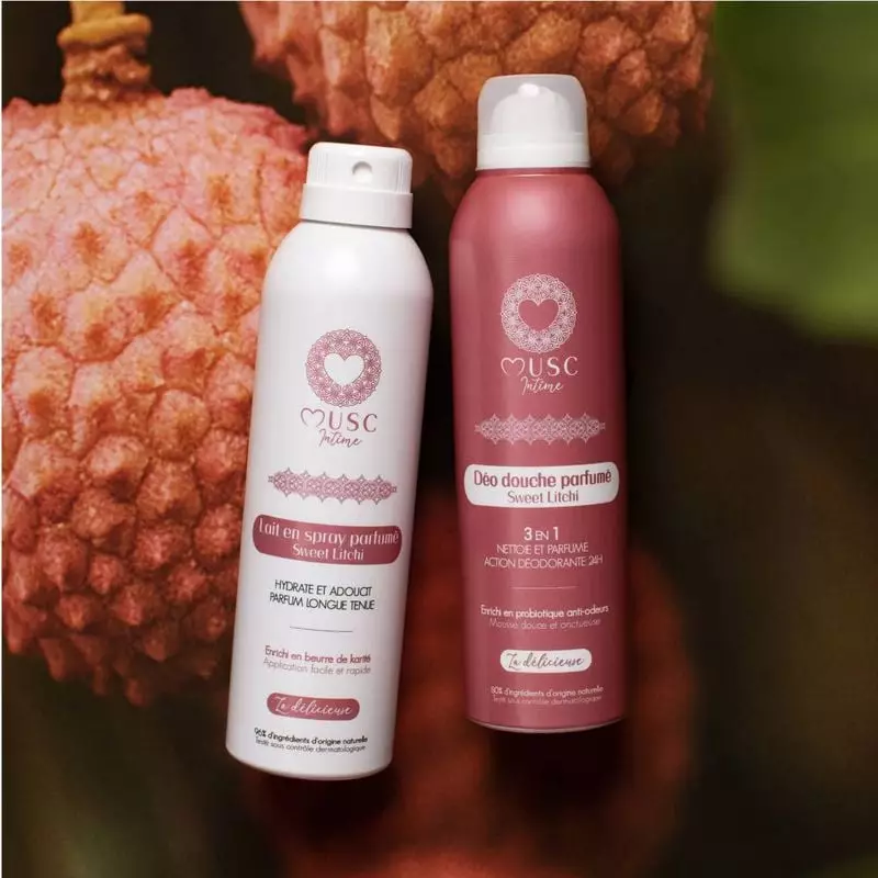 Deux déo-douches Musc Intime 945233 en flacons roses, un Sweet Litchi et un standard, sur fond orang