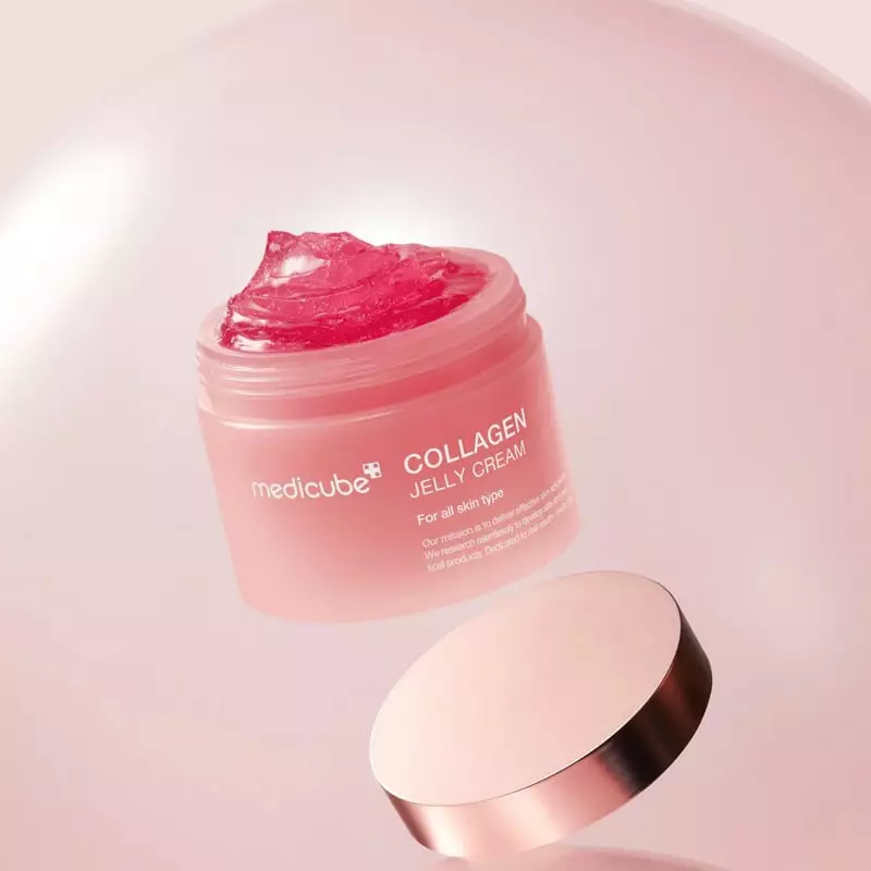 Pot de crème Jelly au Collagène MEDICUBE, couvercle ouvert dans un cadre rose ambiant, présentant la