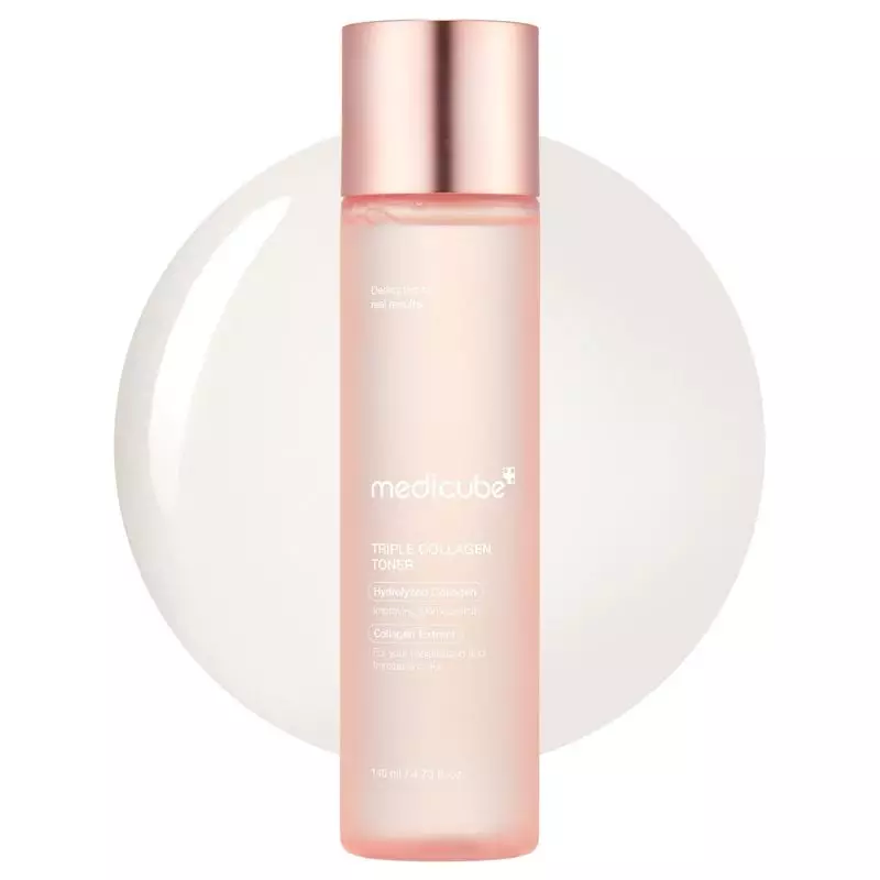 Medicube Triple Collagen Toner 4.0 en flacon verre rose avec bouchon or rose, centré sur fond blanc,