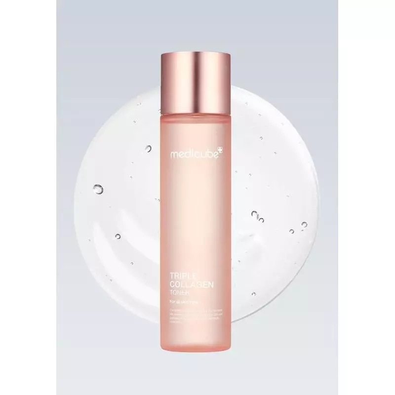 Flacon de Tonique Triple Collagène Medicube avec gouttelettes d'eau sur verre teinté rose, entouré d