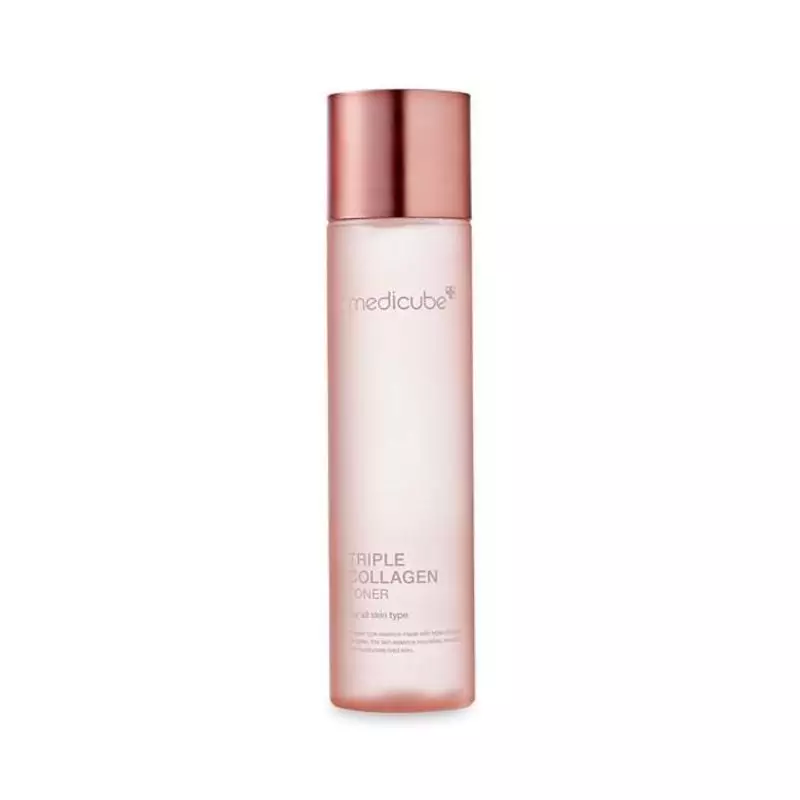 Gros plan du flacon Medicube Triple Collagen Toner 4.0 en verre rose avec capuchon or rose, étiquett