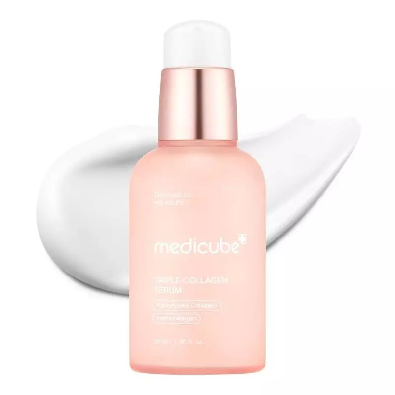 Flacon MEDICUBE Sérum Triple Collagène 4.0 avec un tourbillon de crème blanche sur fond blanc.