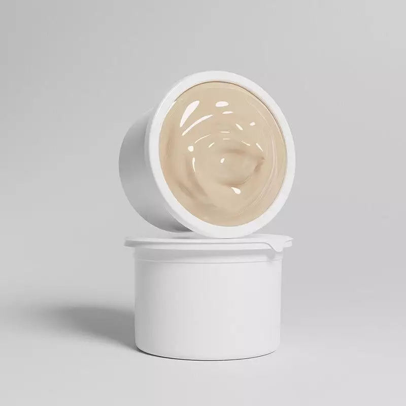 Gros plan sur la recharge crème ENEOMEY REJUV SILK : pots blancs empilés, supérieur ouvert révélant 
