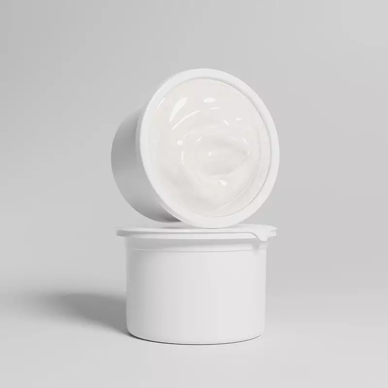 Gros plan sur la recharge ENEOMEY Stim Renew 30, pot de crème blanche empilé sur le bocal, texture c