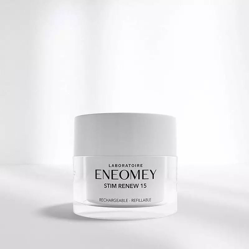 Pot blanc du Laboratoire ENEOMEY STIM RENEW 15 avec recharge rechargeable, vue de face montrant nom 