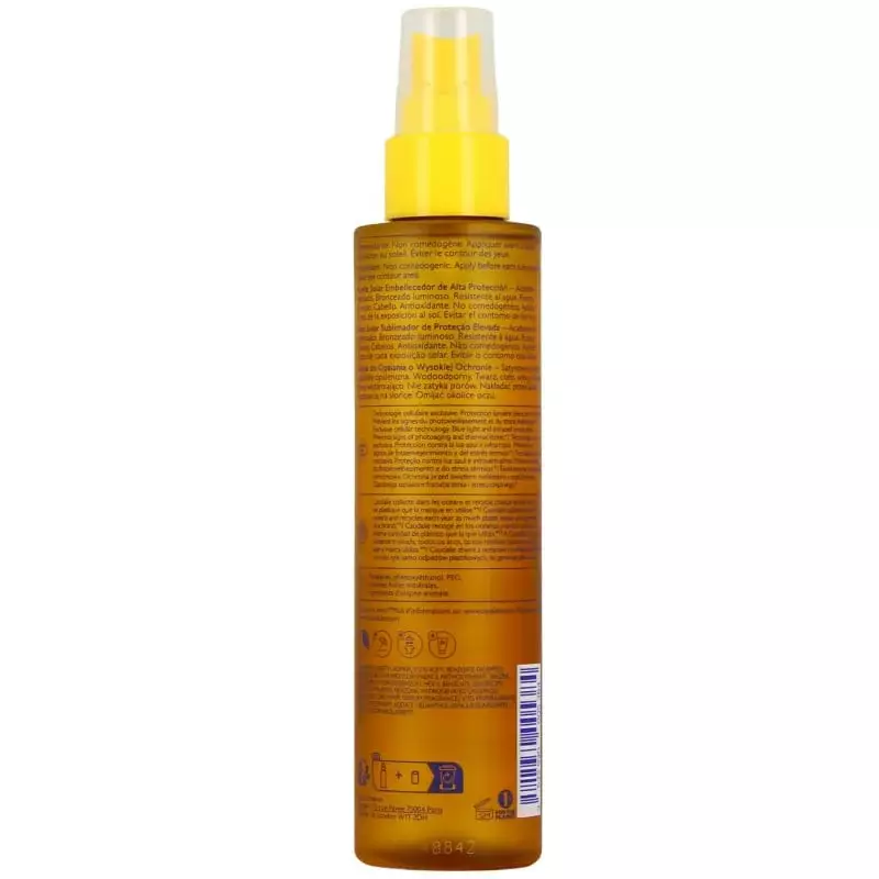 Vue de côté de l'Huile Solaire Sublimatrice SPF50+ Caudalie : bec jaune, liquide ambré, étiquettes m