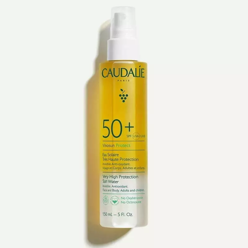Flacon spray biphasé Caudalie L'Eau Solaire SPF50+ Vinosun Protect, 150 ml transparent avec liquide 