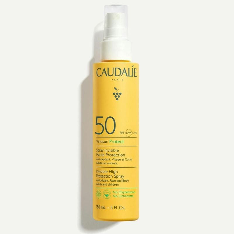 Flacon spray Caudalie Invisible Haute Protection SPF50 jaune, vue de face sur fond blanc avec détail