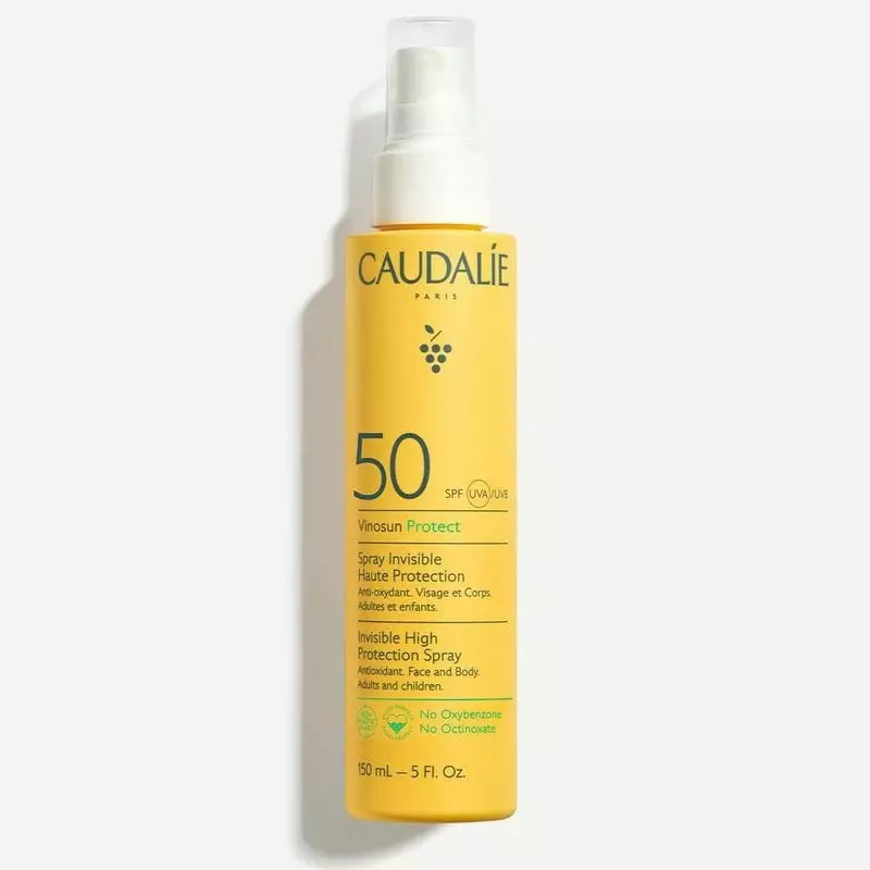 Flacon spray Caudalie Invisible Haute Protection SPF50 jaune, vue de face sur fond blanc avec détail