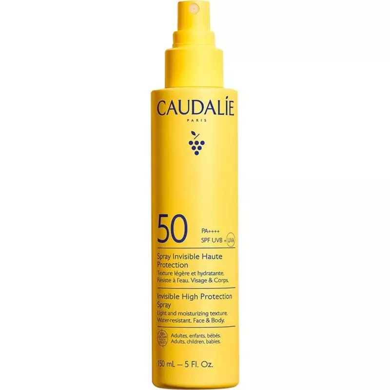 Gros plan sur le flacon Spray Invisible SPF50 Caudalie jaune, vue angulée mettant en valeur la buse,