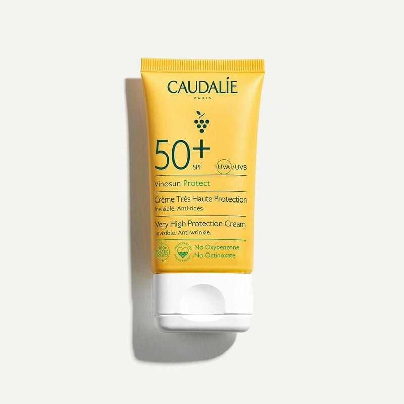 Crème Très Haute Protection Anti-Rides SPF50+ Caudalie Vinosun Protect en tube jaune avec capuchon b