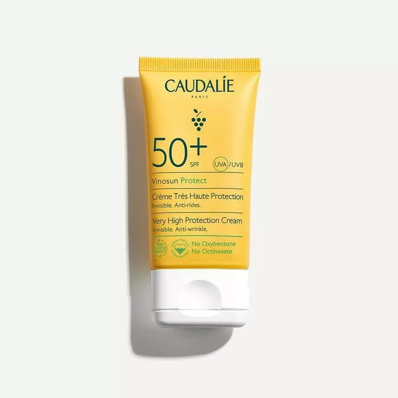 Crème Très Haute Protection Anti-Rides SPF50+ Caudalie Vinosun Protect en tube jaune avec capuchon b