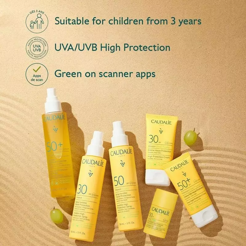 Tube de crème Caudalie Vinosun Protect SPF50+ présenté avec autres protections solaires, éléments de