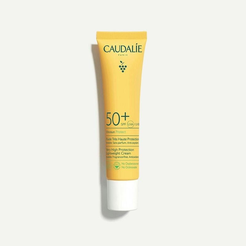 Tube jaune Caudalie Fluide Très Haute Protection SPF50+, vue de face, sans parfum, protection solair