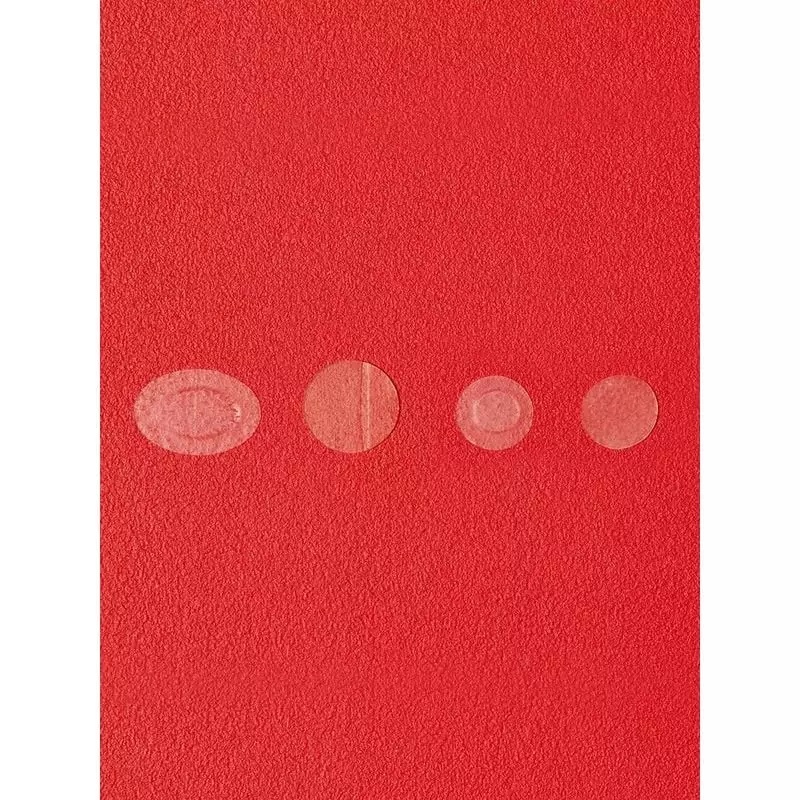Quatre patchs anti-acné ovales COSRX AC Collection de tailles différentes sur fond rouge : grand ova