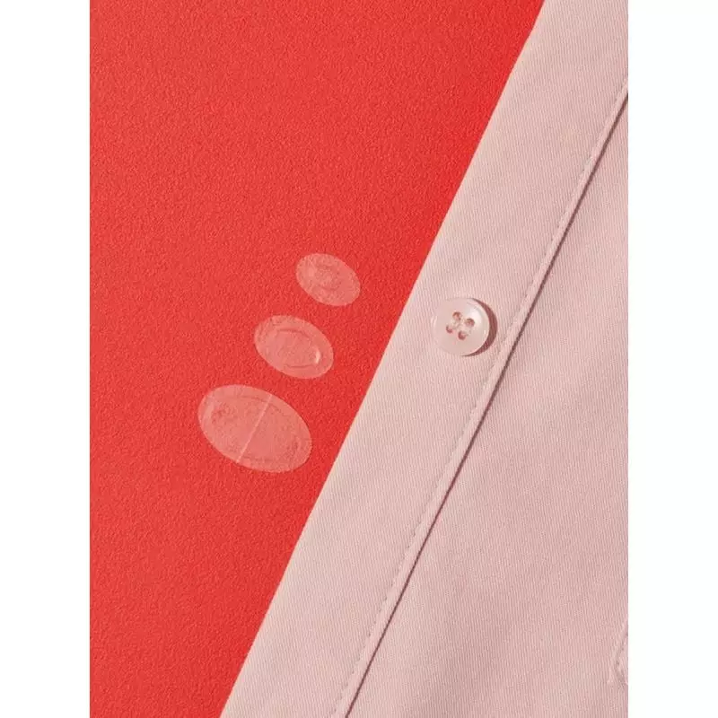 Patchs anti-acné COSRX ovales appliqués sur col de chemise rose, fond rouge, illustrant une couvertu