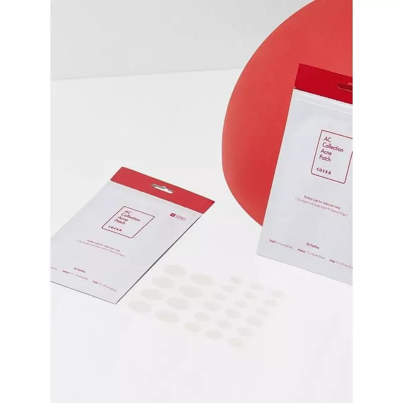 Pack COSRX AC Collection Patch anti-acné avec patchs ovales libres et orbe rouge sur fond blanc, vue