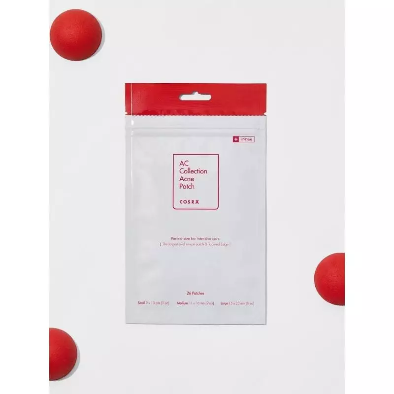 Pack de patchs anti-acné COSRX AC Collection entouré d'orbes rouges sur fond blanc, mettant en avant
