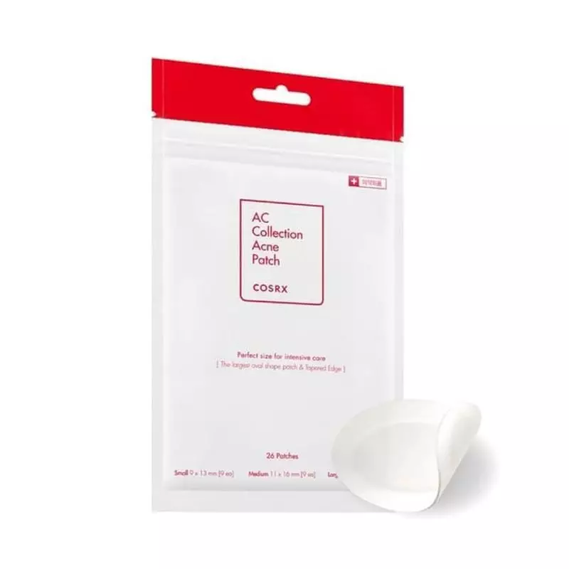 Emballage COSRX AC Collection Patch anti-acné avec un grand patch ovale blanc affiché à côté, taille