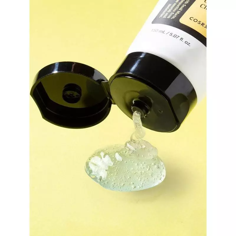 Gros plan sur tube ouvert du nettoyant gel COSRX à la mucine d'escargot avec gel transparent coulant
