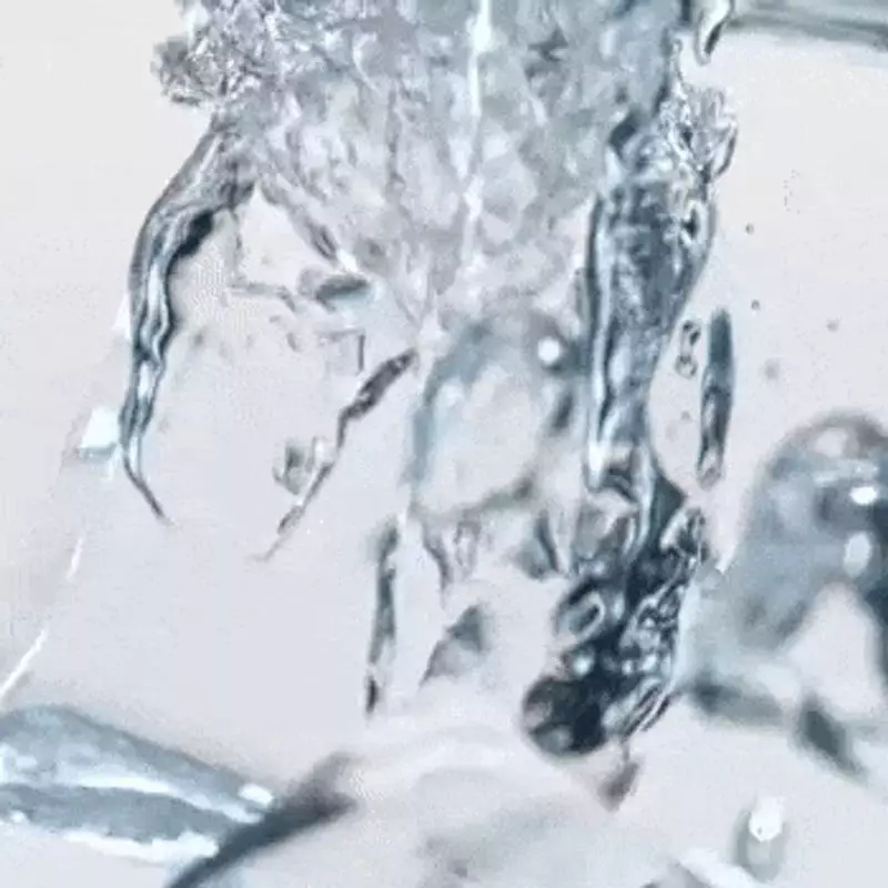 Vue dynamique d'un liquide clair qui éclabousse, évoquant la fraîcheur et l'efficacité de la Lotion 