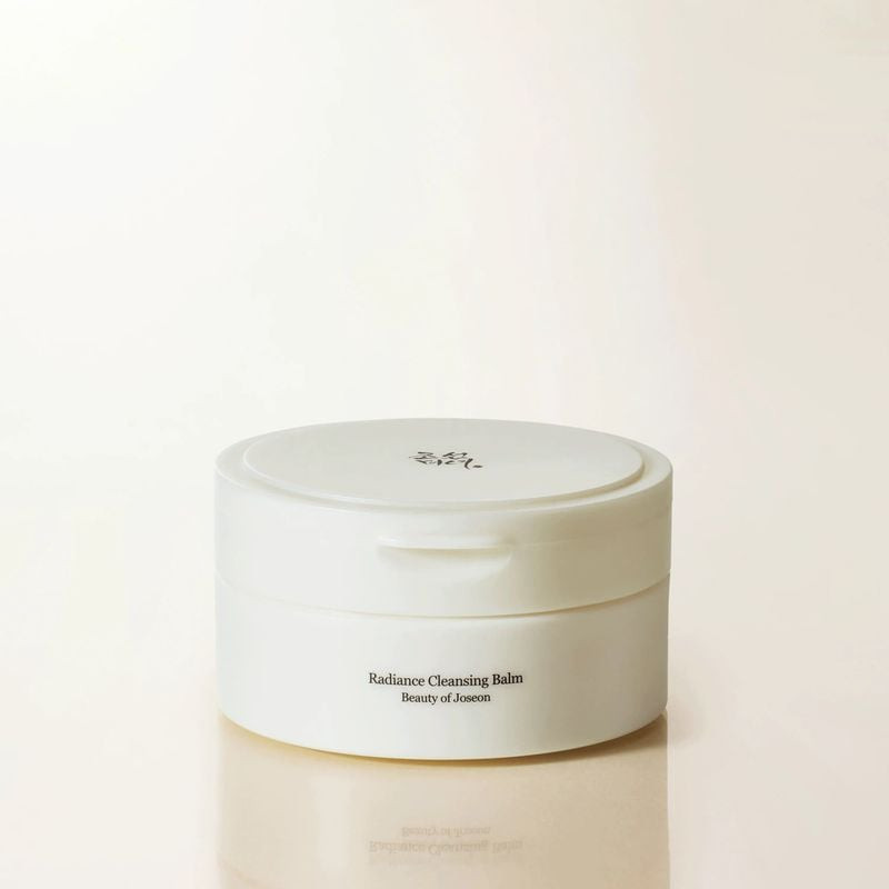 Baume Démaquillant Radiance Beauty of Joseon en pot blanc sur fond beige doux, présentant emballage 