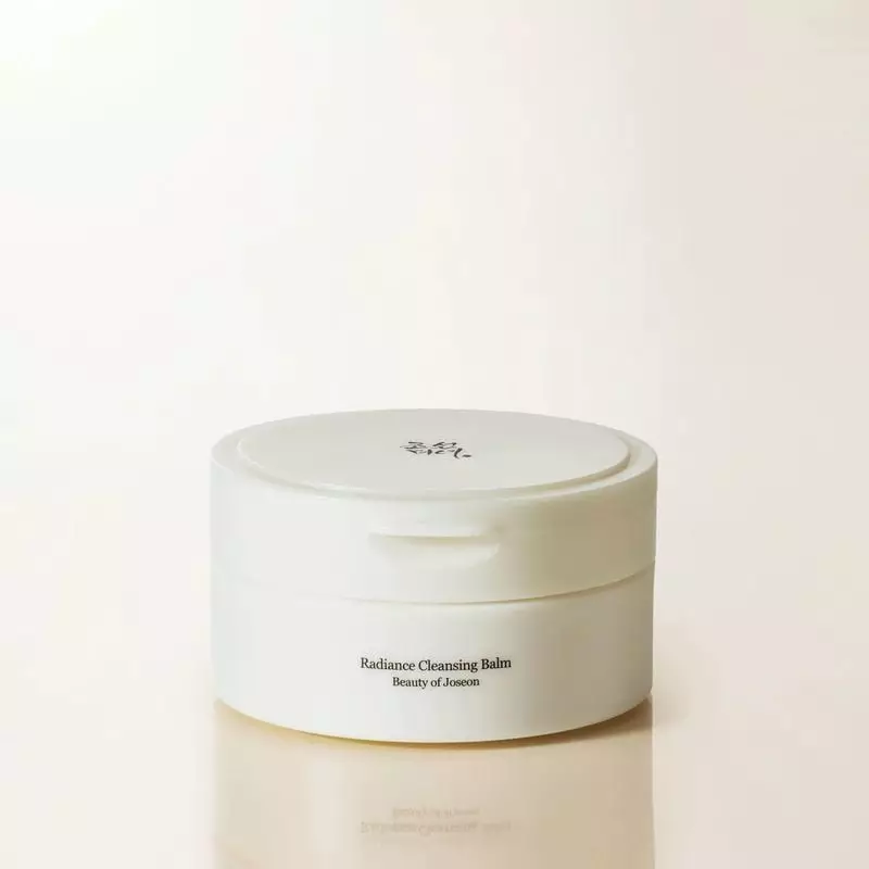 Baume Démaquillant Radiance Beauty of Joseon en pot blanc sur fond beige doux, présentant emballage 