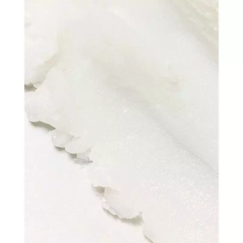 Pot de Baume Démaquillant Radiance Beauty of Joseon avec une cuillère de sa texture crémeuse blanche