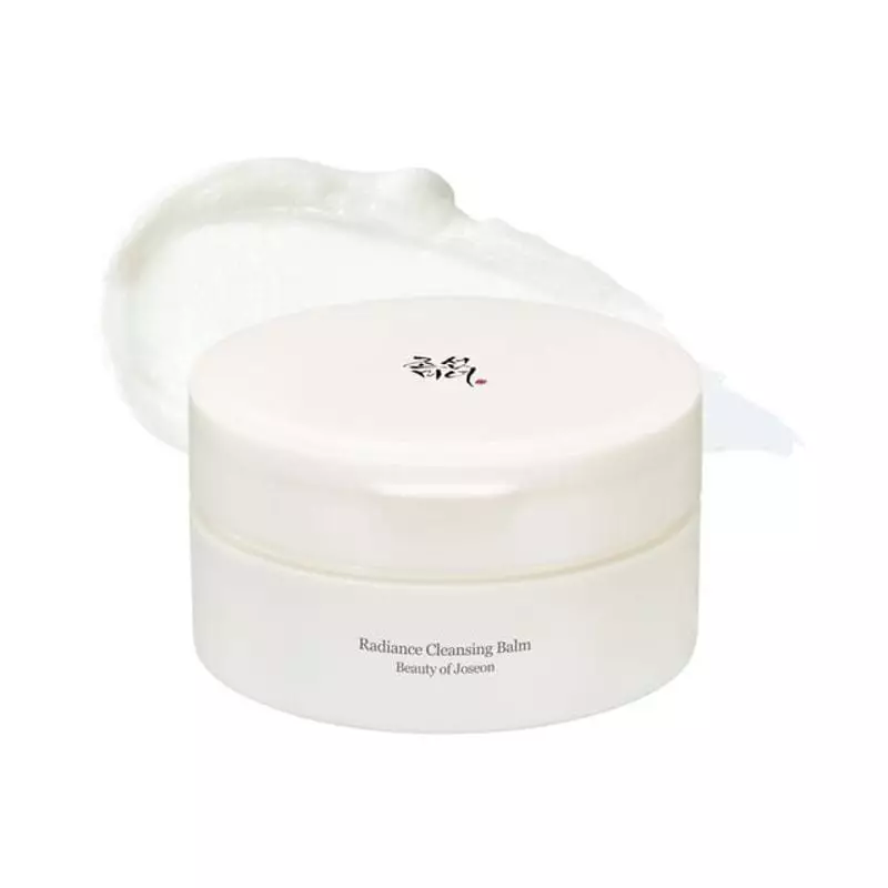 Gros plan du pot de Baume Démaquillant Radiance Beauty of Joseon avec étiquette, couvercle ouvert et
