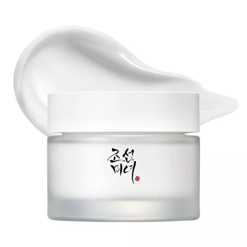 Pot de crème Dynasty Beauty of Joseon avec crème blanche onctueuse prélevée, texture lisse sur embal