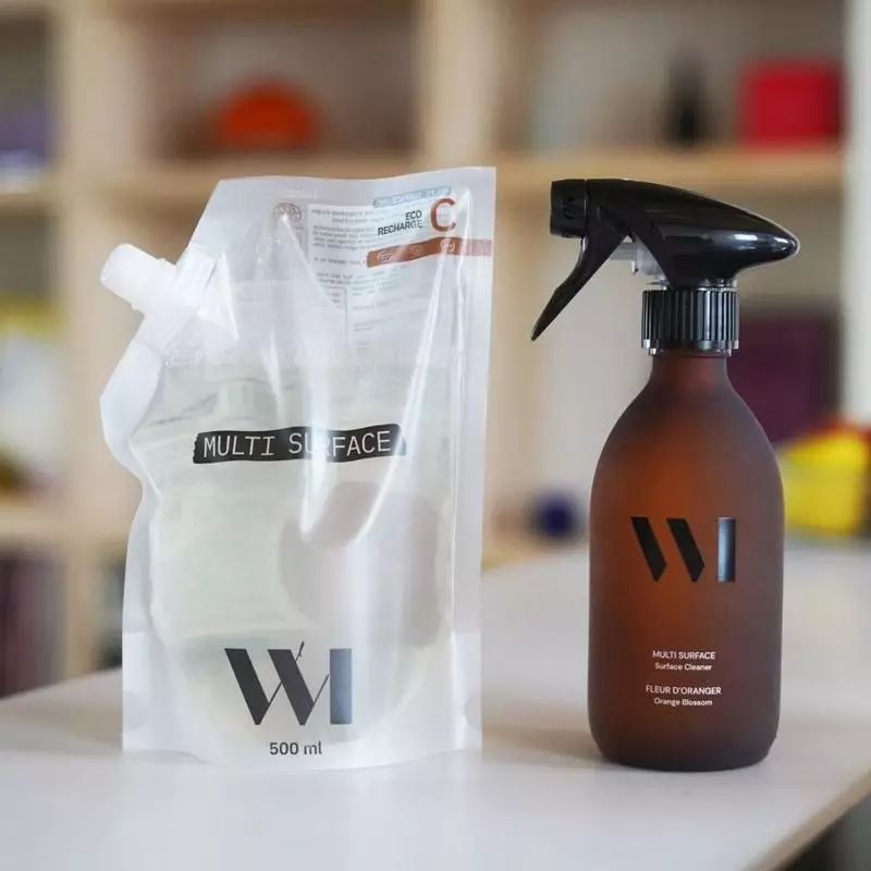 Main tenant le flacon pulvérisateur WhatMatters Multi-Surfaces en verre dépoli au parfum fleur d'ora