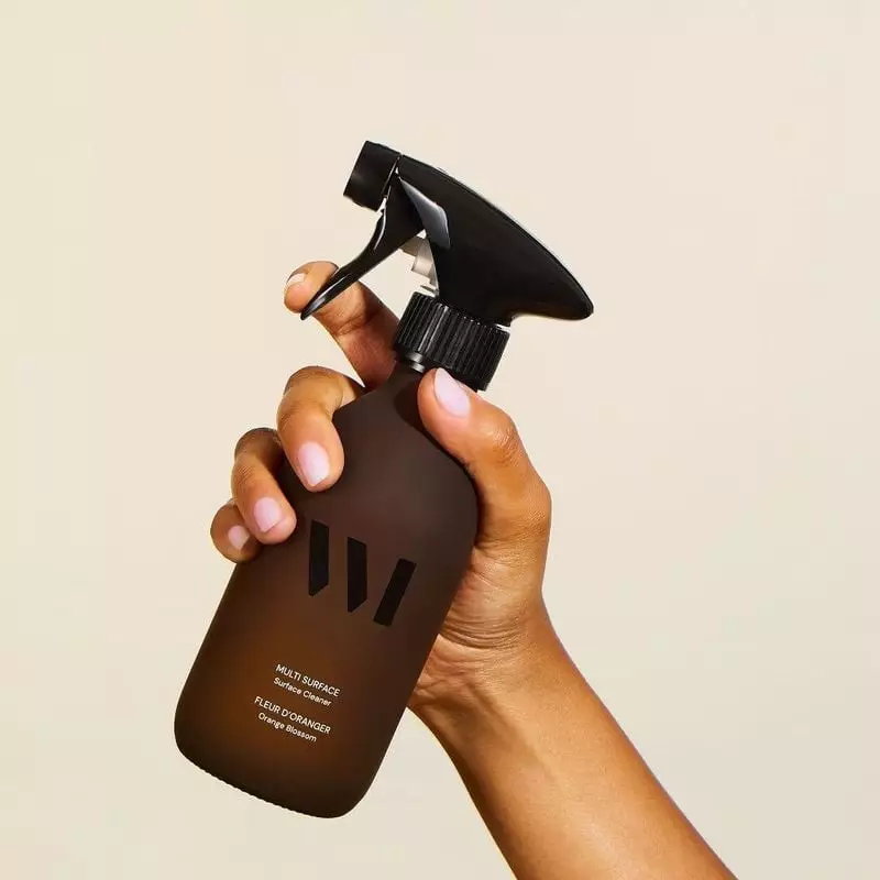 Flacon pulvérisateur WhatMatters multi-surfaces parfum fleur d'oranger près de fleurs et bocal en ve
