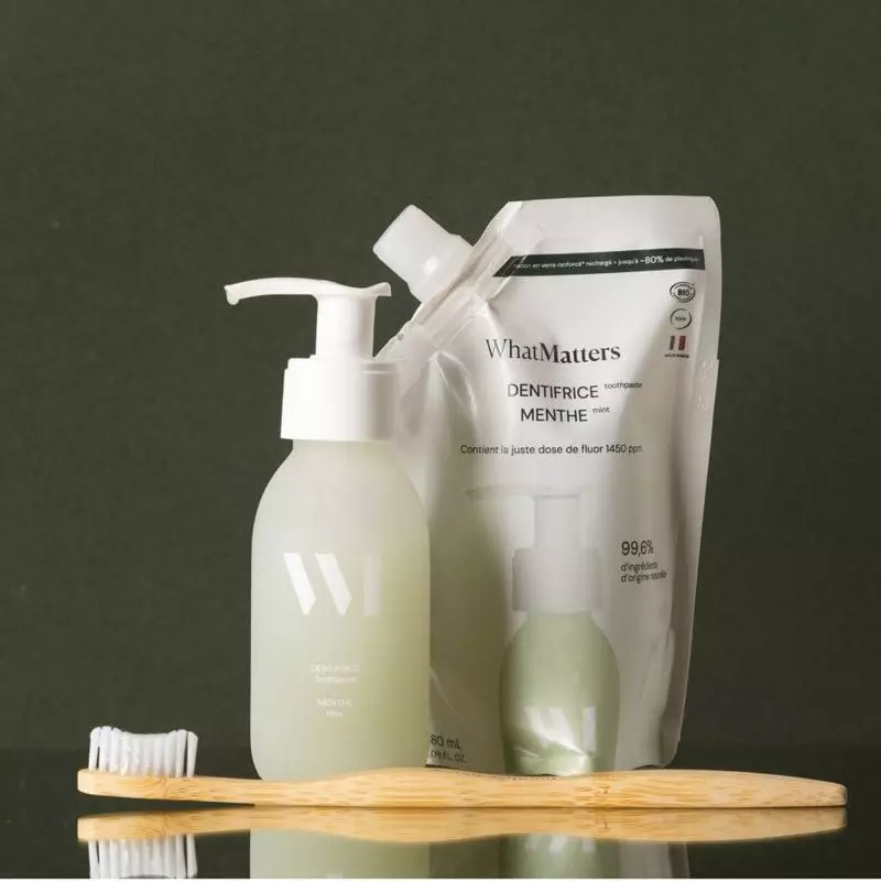 Flacon verre dentifrice menthe What Matters avec pompe, recharge 180ml, brosse bambou sur surface ve