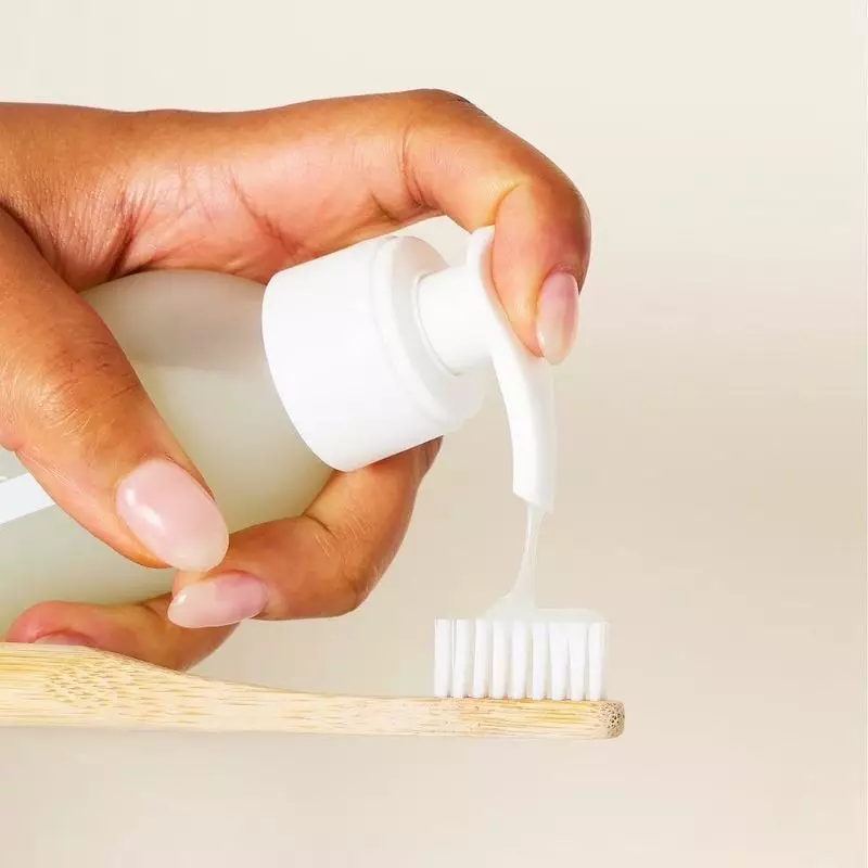 Gros plan sur le flacon distributeur pompe dentifrice What Matters en verre renforcé à côté de la re