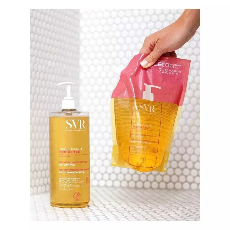 Trois produits SVR contre mur carrelé : huile Topialyse jaune, baume blanc, gel nettoyant rose, gamm