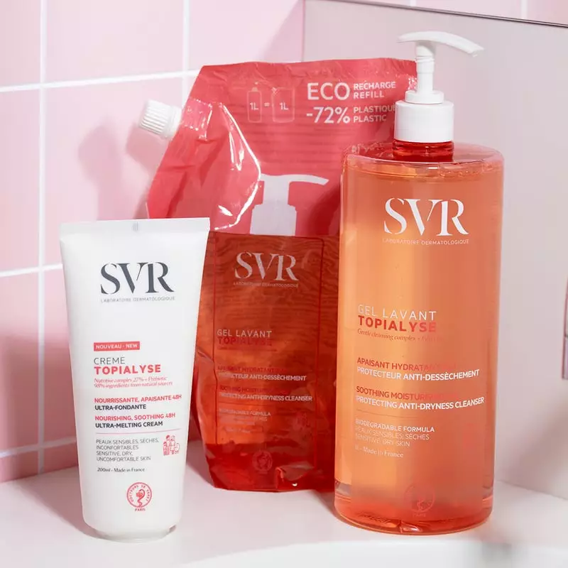 Trois produits SVR Topialyse : tube de crème 200ml, flacon pompe de gel 400ml et pochette recharge 1