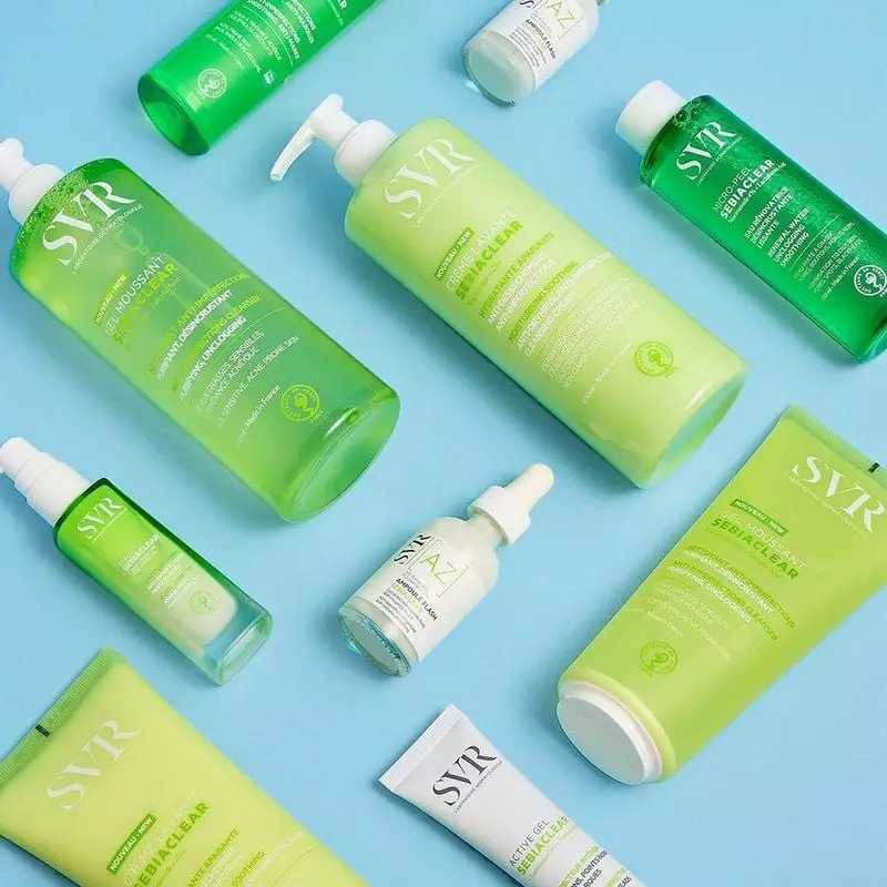 Gamme SVR Sebiaclear sur fond bleu : eau micellaire, nettoyants, sérums, crèmes en packaging vert.